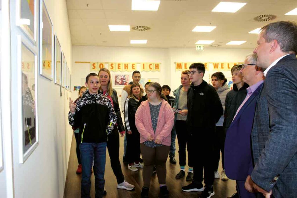 Schüler im gespräch mit Rico Badenschier