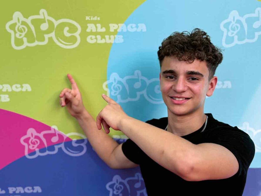 Castingteilnehmer vor der Werbewand des APC