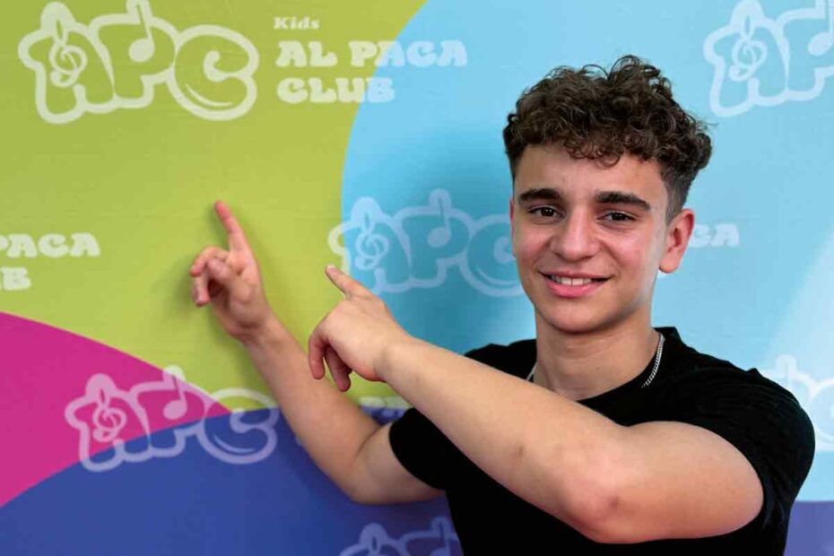 Castingteilnehmer vor der Werbewand des APC