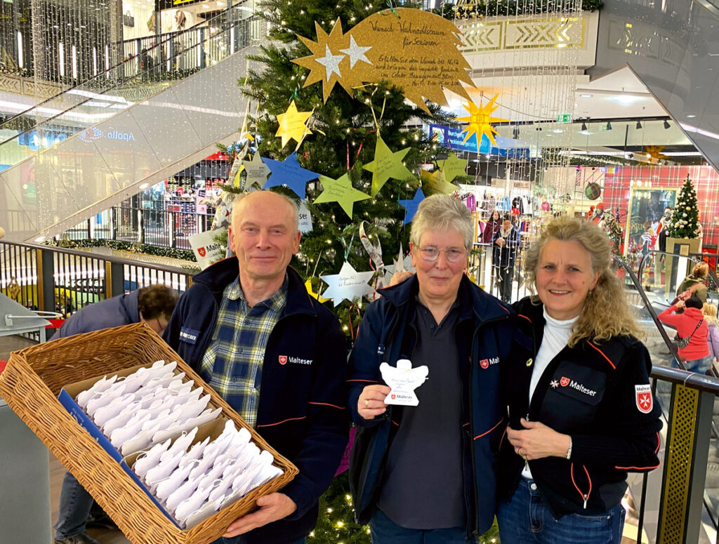 Malterser schmücken den Wünschebaum in der Marienplatz-Galerie