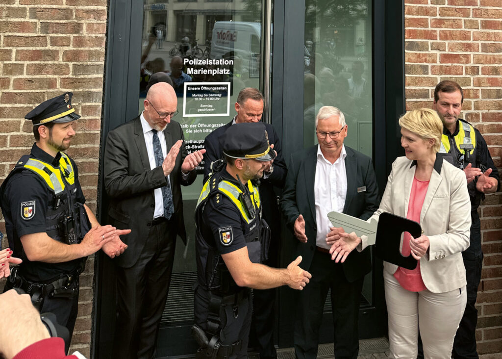 Übergabe des symbolischen Schlüssels für die neue Polizeiwache von Manuela Schwesig an Mattes Pienkoß
